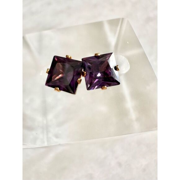 Dark plum purple cubic zirconia color princess cut stud earrings - Picture 1 of 2